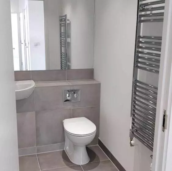 Bed and Breakfast Little Foxes Hotel & Gatwick Airport Parking