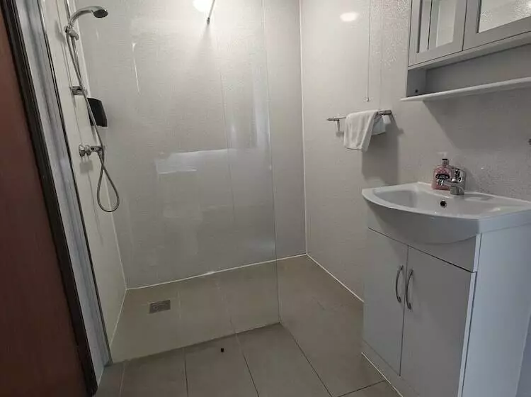 Bed and Breakfast Little Foxes Hotel & Gatwick Airport Parking