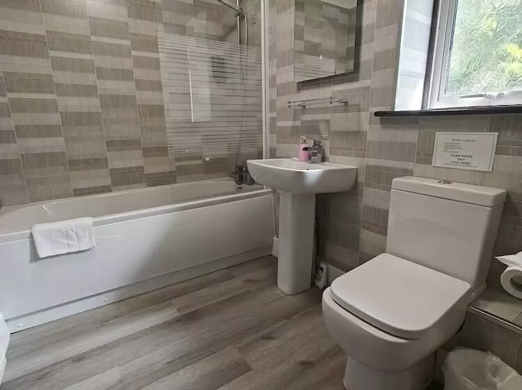 Bed and Breakfast Little Foxes Hotel & Gatwick Airport Parking