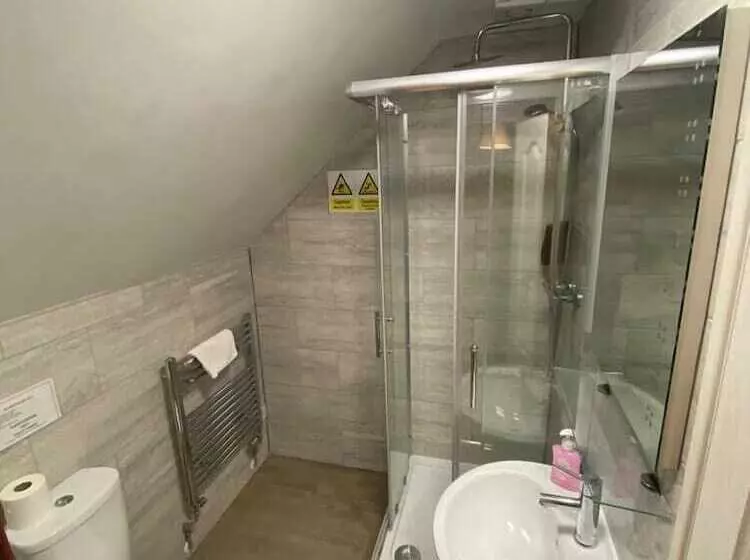 Bed and Breakfast Little Foxes Hotel & Gatwick Airport Parking