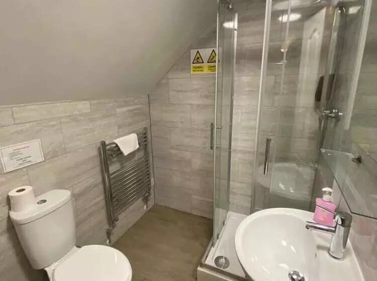 Bed and Breakfast Little Foxes Hotel & Gatwick Airport Parking