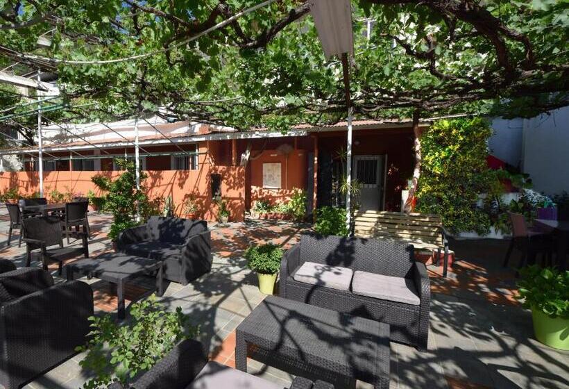 בית מלון כפרי Christys Palace