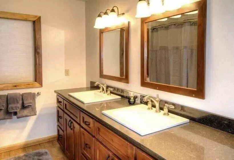 Scenic Wonders Dogwood Manor 3 Bedrooms