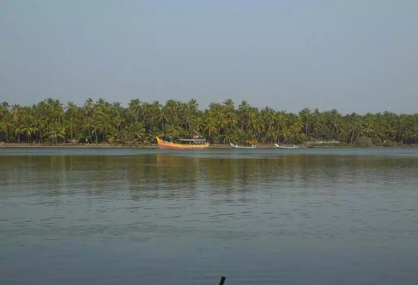 Hotelli Kanan Beach Resort