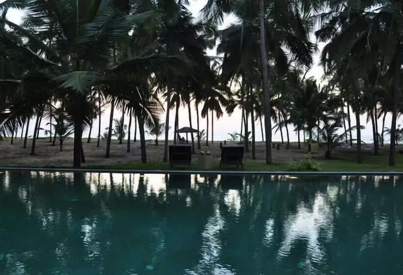 Hotelli Kanan Beach Resort