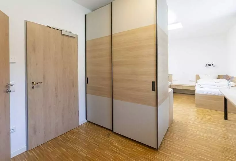 Retkeilymaja Henrys Sleeping Am Augsburger Eiskanal