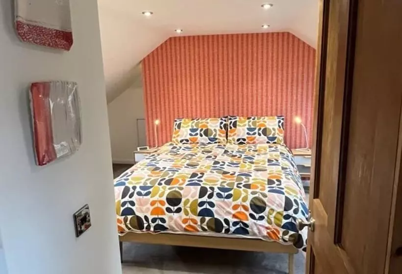 Gorgeous Comrie Cottage, Hot Tub & Mountain Views