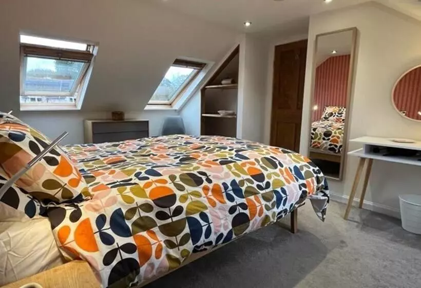 Gorgeous Comrie Cottage, Hot Tub & Mountain Views