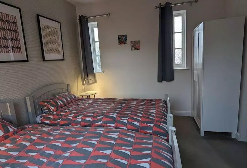 Gorgeous Comrie Cottage, Hot Tub & Mountain Views