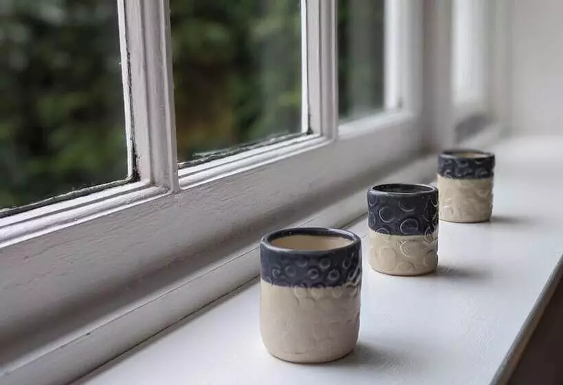 Gorgeous Comrie Cottage, Hot Tub & Mountain Views