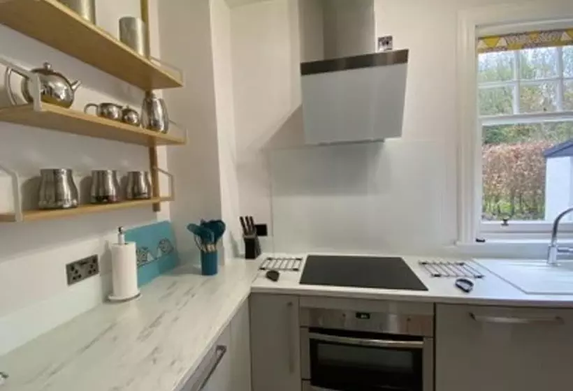 Gorgeous Comrie Cottage, Hot Tub & Mountain Views