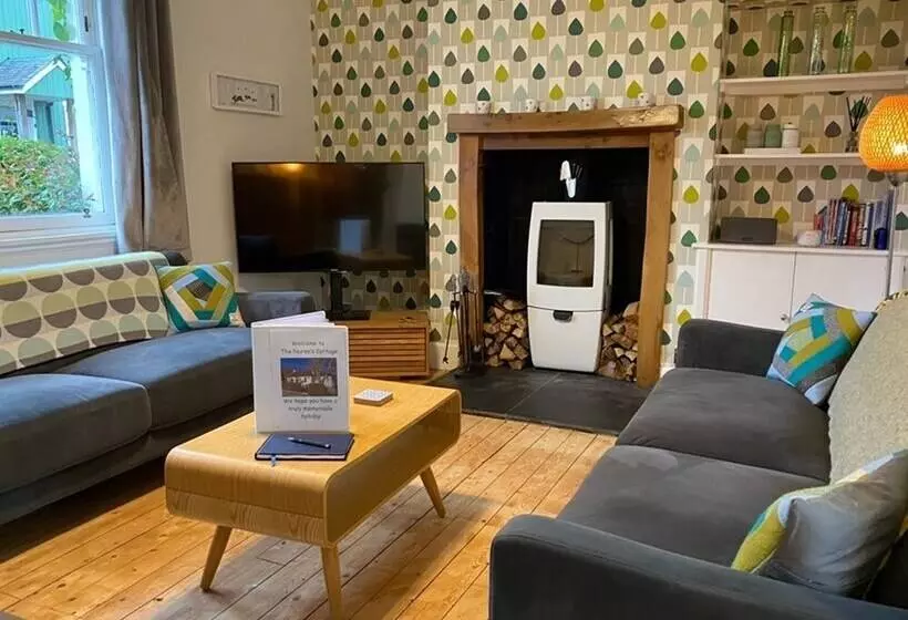 Gorgeous Comrie Cottage, Hot Tub & Mountain Views