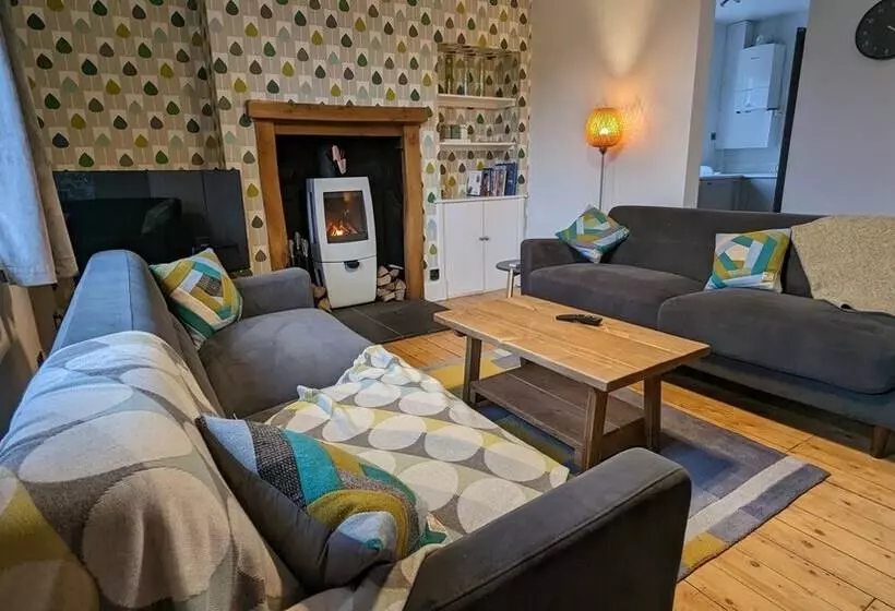 Gorgeous Comrie Cottage, Hot Tub & Mountain Views