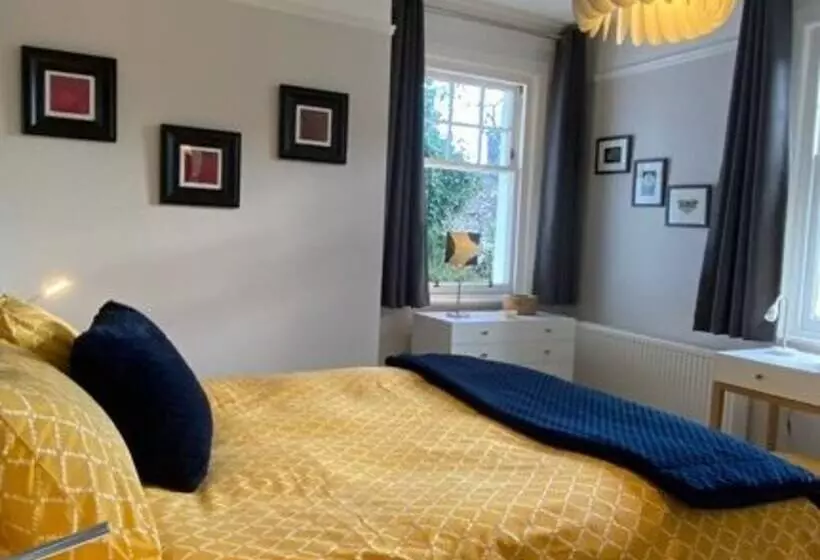 Gorgeous Comrie Cottage, Hot Tub & Mountain Views