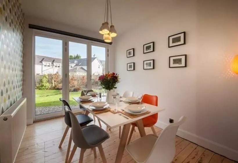 Gorgeous Comrie Cottage, Hot Tub & Mountain Views