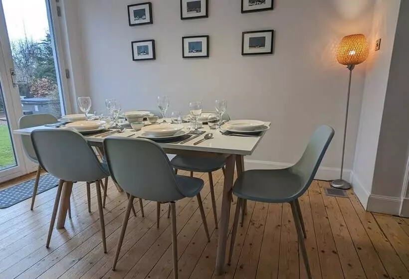 Gorgeous Comrie Cottage, Hot Tub & Mountain Views