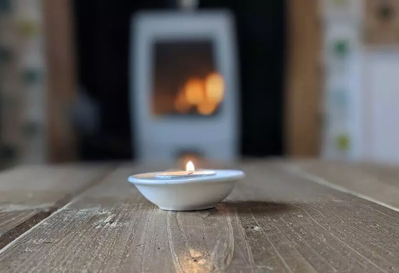 Gorgeous Comrie Cottage, Hot Tub & Mountain Views