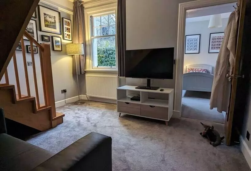 Gorgeous Comrie Cottage, Hot Tub & Mountain Views