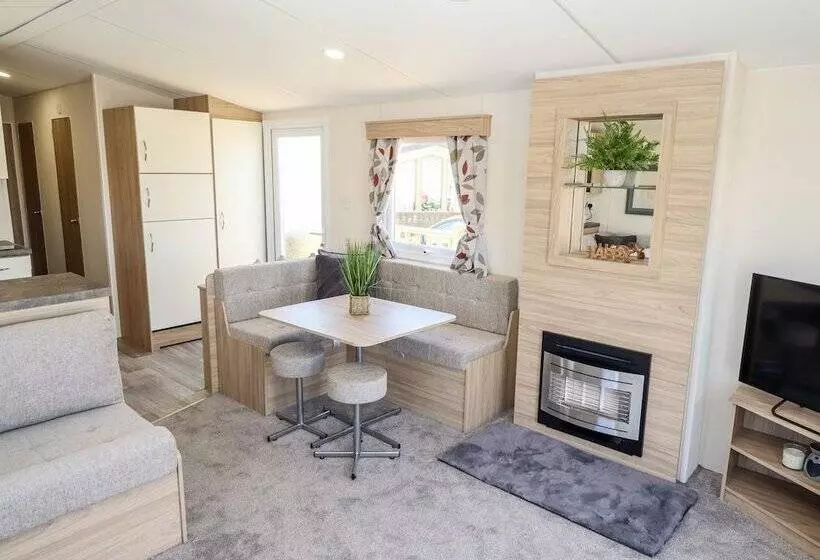 Hotelli Lovely 4 Berth Caravan On 7 Lakes Country Park At Crowle North Lincolshire