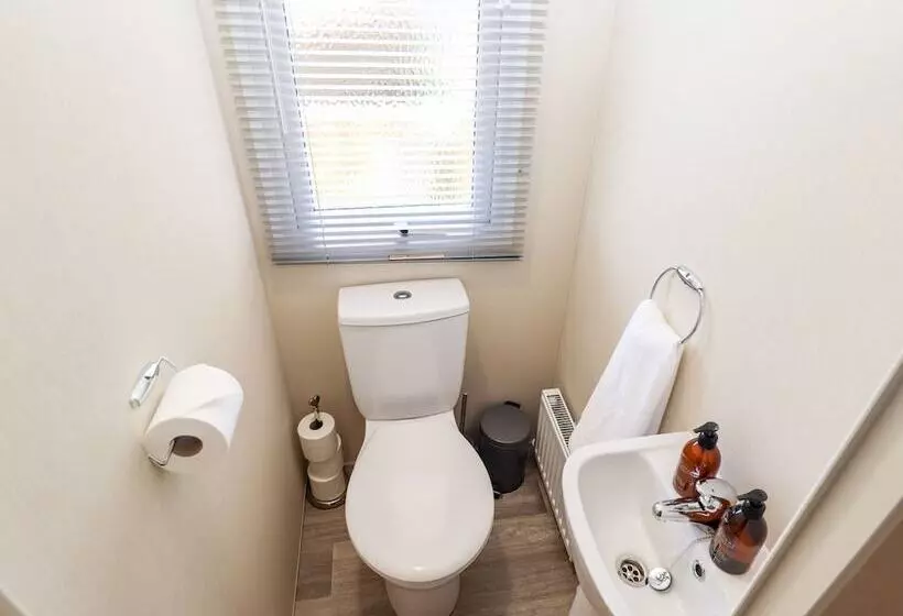 Hotelli Lovely 4 Berth Caravan On 7 Lakes Country Park At Crowle North Lincolshire