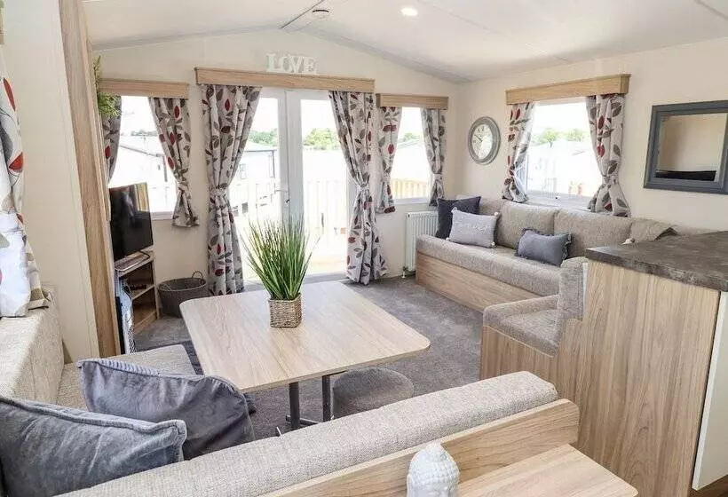 Hotelli Lovely 4 Berth Caravan On 7 Lakes Country Park At Crowle North Lincolshire