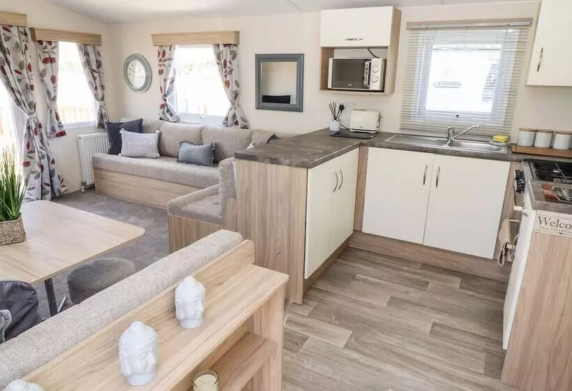 Hotelli Lovely 4 Berth Caravan On 7 Lakes Country Park At Crowle North Lincolshire