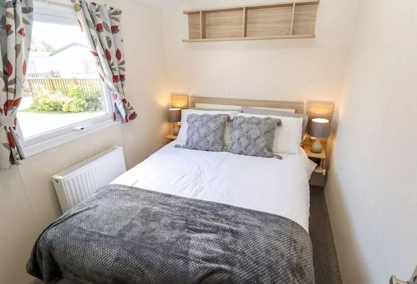 Hotelli Lovely 4 Berth Caravan On 7 Lakes Country Park At Crowle North Lincolshire