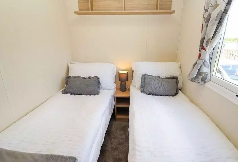 Hotelli Lovely 4 Berth Caravan On 7 Lakes Country Park At Crowle North Lincolshire