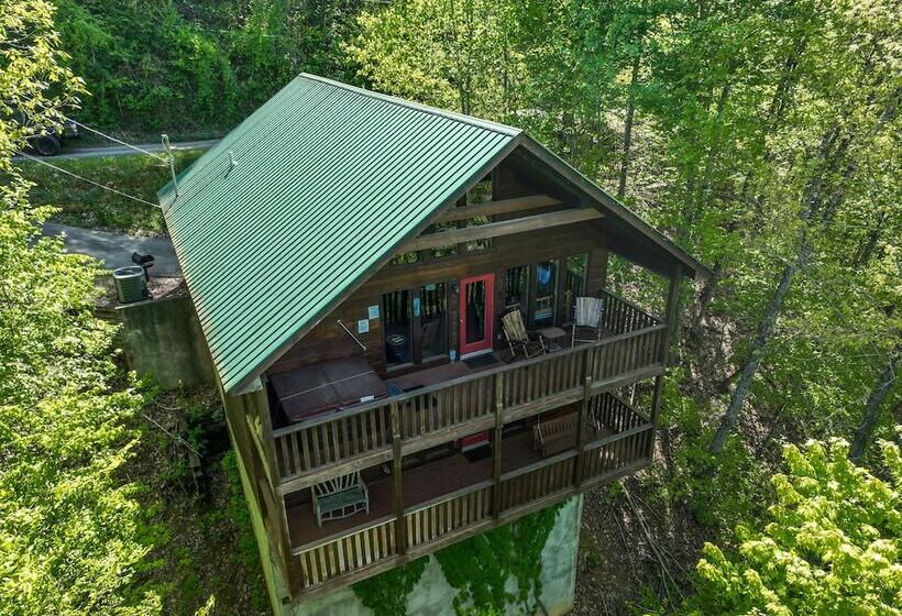 Only Dreamin Cabin W/ Private Hot Tub