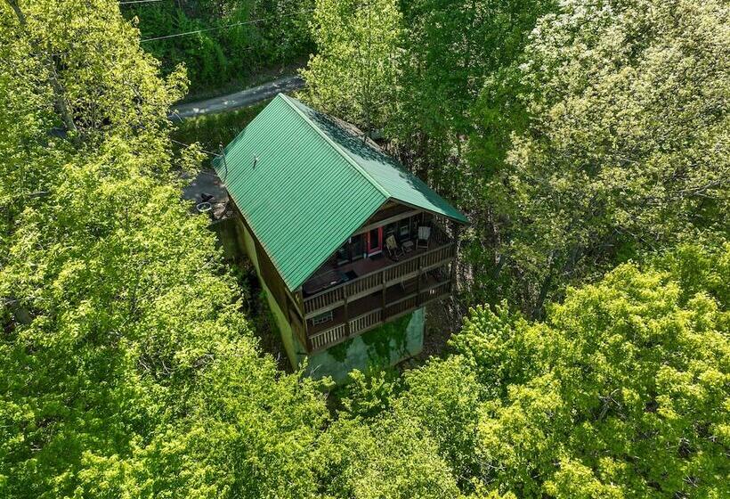 Only Dreamin Cabin W/ Private Hot Tub