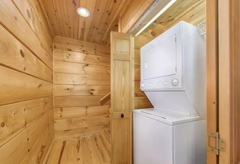 Only Dreamin  Cabin W/ Private Hot Tub