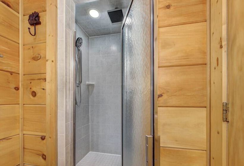 Only Dreamin Cabin W/ Private Hot Tub