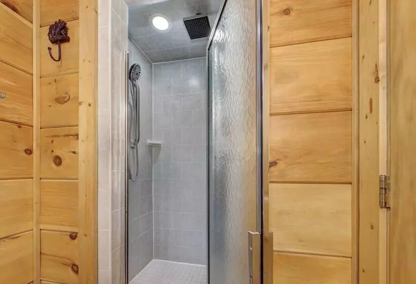 Only Dreamin  Cabin W/ Private Hot Tub