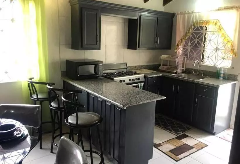اقامتگاه Impeccable 2 Bed House In Montego Bay
