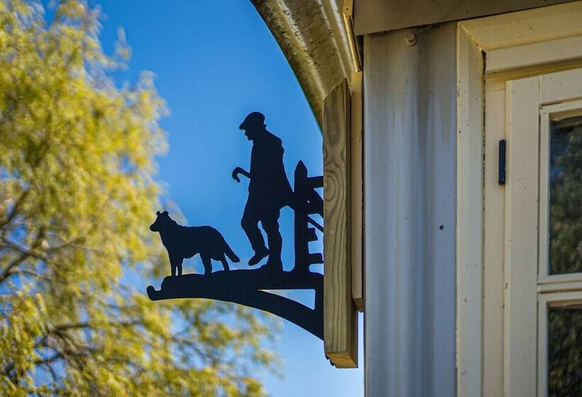The Hideaway Hut   1 Bed Shepherds Hut   Hereford