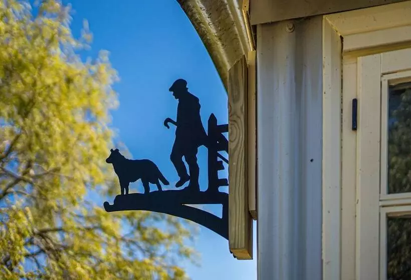 The Hideaway Hut   1 Bed Shepherds Hut   Hereford