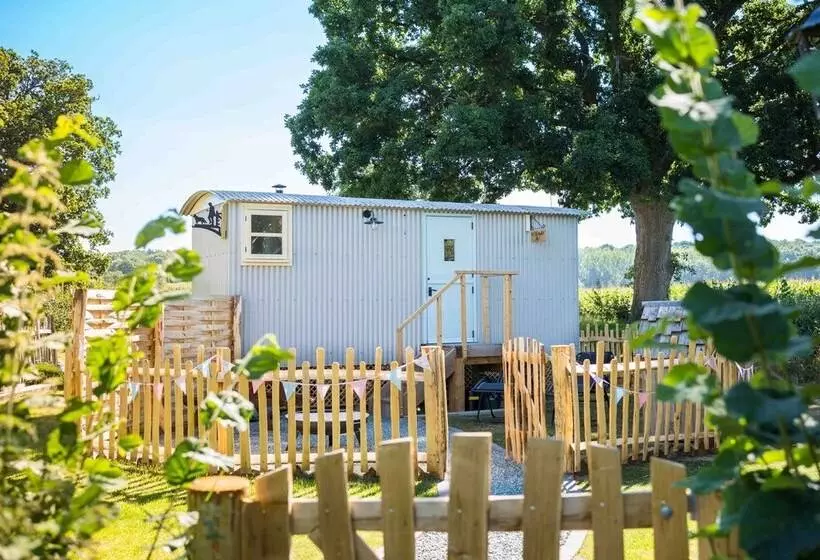 The Hideaway Hut   1 Bed Shepherds Hut   Hereford