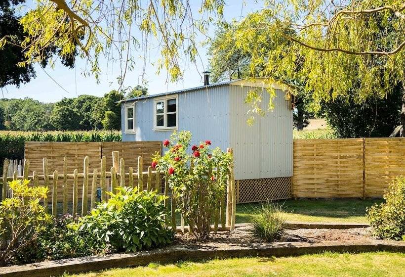 The Hideaway Hut   1 Bed Shepherds Hut   Hereford