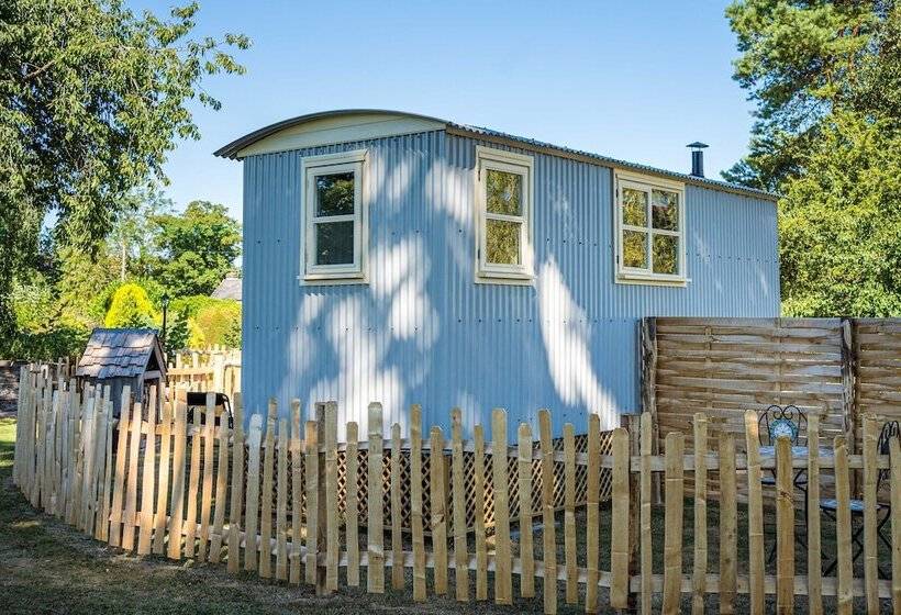 The Hideaway Hut   1 Bed Shepherds Hut   Hereford