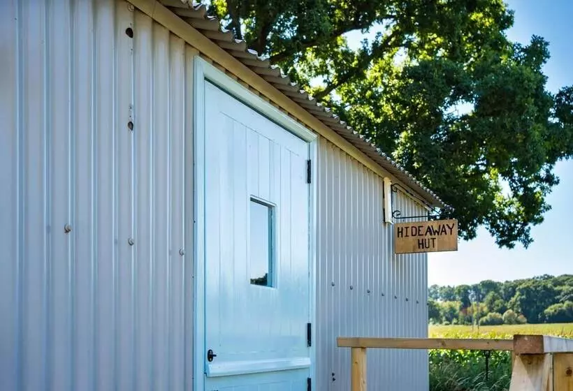 The Hideaway Hut   1 Bed Shepherds Hut   Hereford