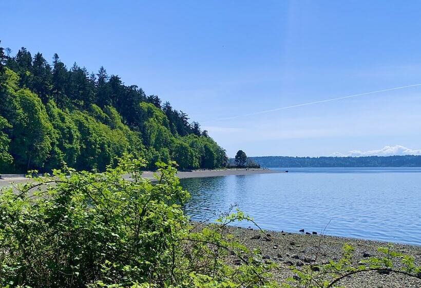 Tranquil 3br House With Balcony