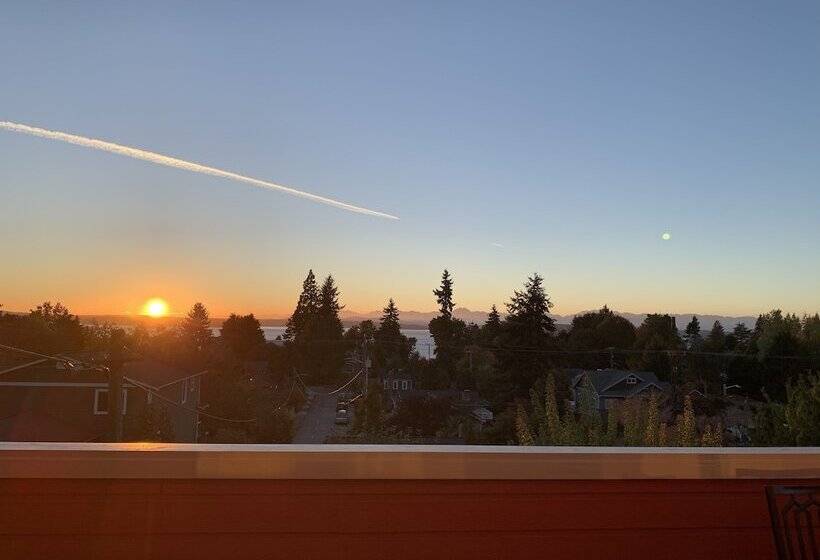 Tranquil 3br House With Balcony