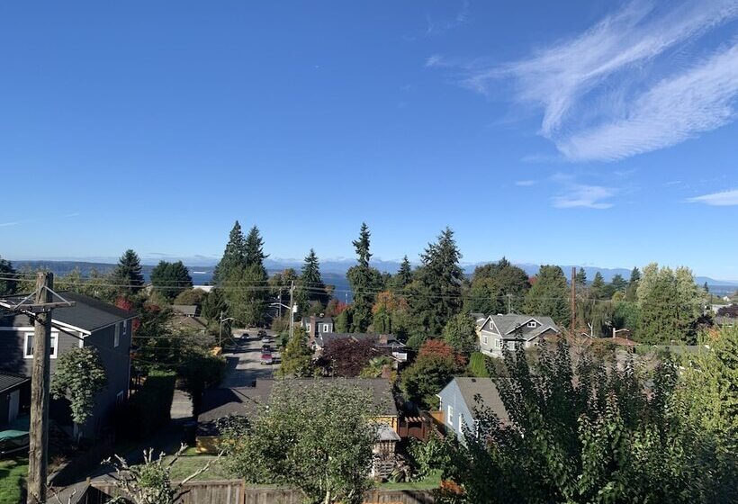 Tranquil 3br House With Balcony