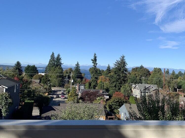 Tranquil 3br House With Balcony