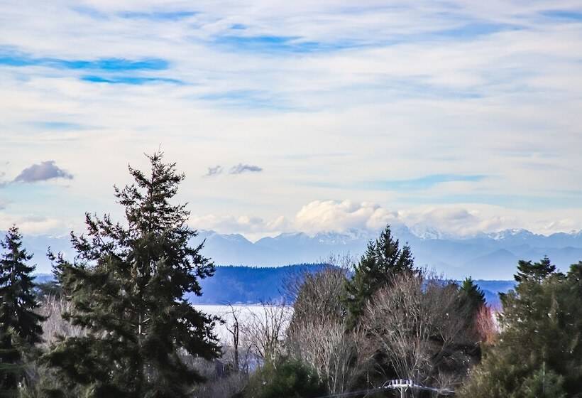 Tranquil 3br House With Balcony