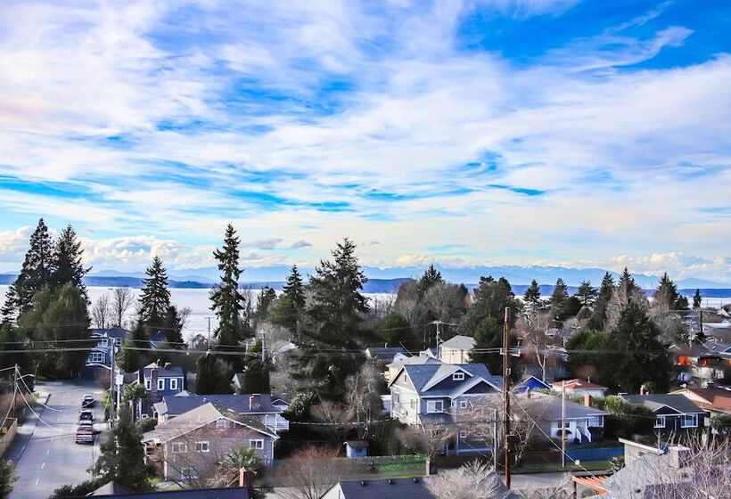 Tranquil 3br House With Balcony