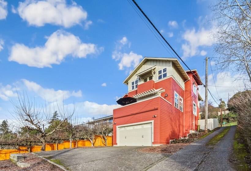 Tranquil 3br House With Balcony