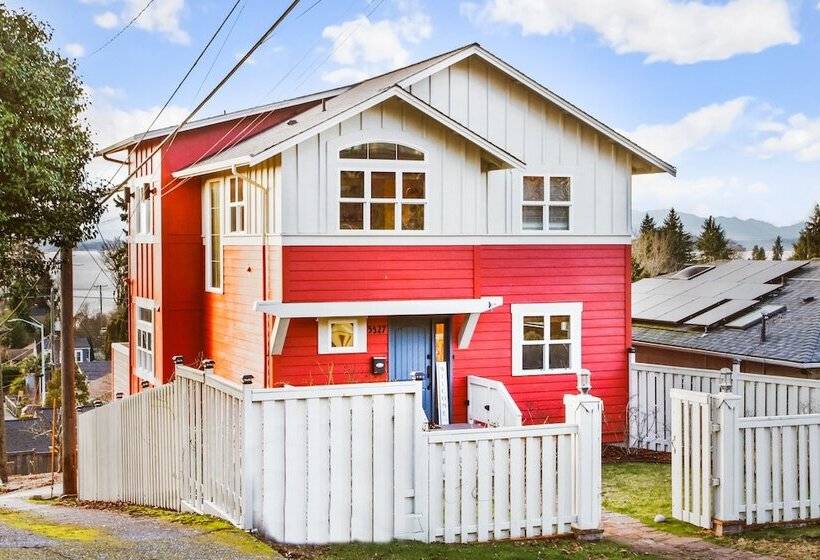 Tranquil 3br House With Balcony