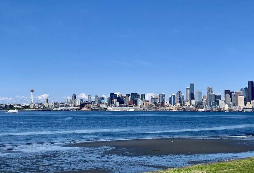 Tranquil 3br House With Balcony