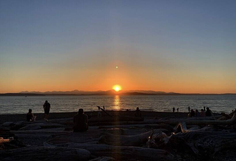 Tranquil 3br House With Balcony